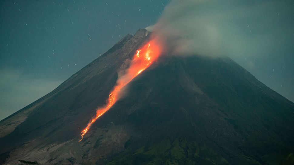 Guguran lava pijar Gunung Merapi terlihat dari Turi, Sleman, DI Yogyakarta, Selasa (14/3/2023). [ANTARA FOTO/Andreas Fitri Atmoko].