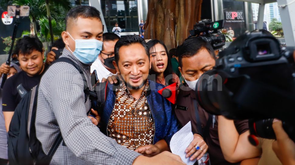 Kepala Bea dan Cukai Makassar Andhi Pramono (tengah) usai menjalani pemeriksaan di Gedung Merah Putih KPK, Jakarta Selatan, Selasa (14/3/2023). [Suara.com/Alfian Winanto]