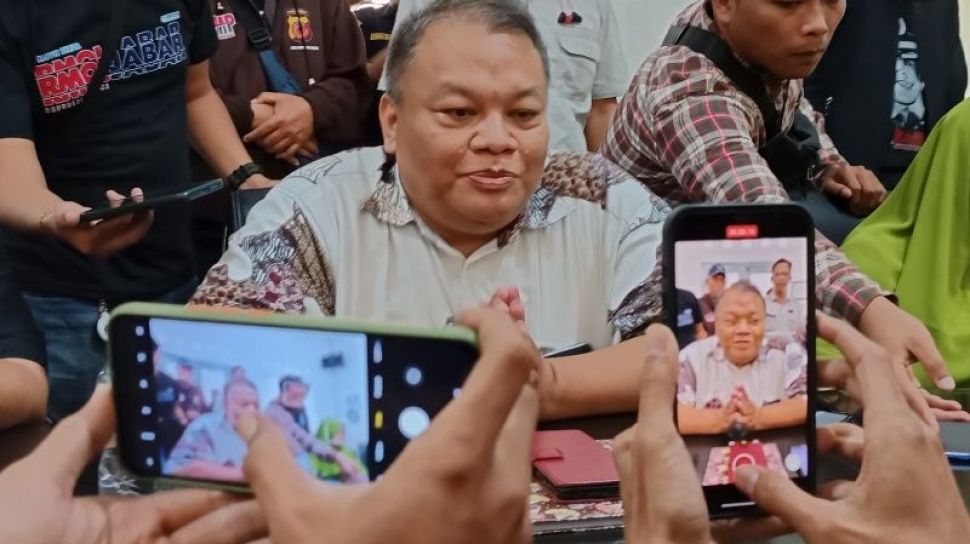 Guru di Cirebon yang Kritik Ridwan Kamil Pernah Diberi SP karena Merokok di Ruang Guru
