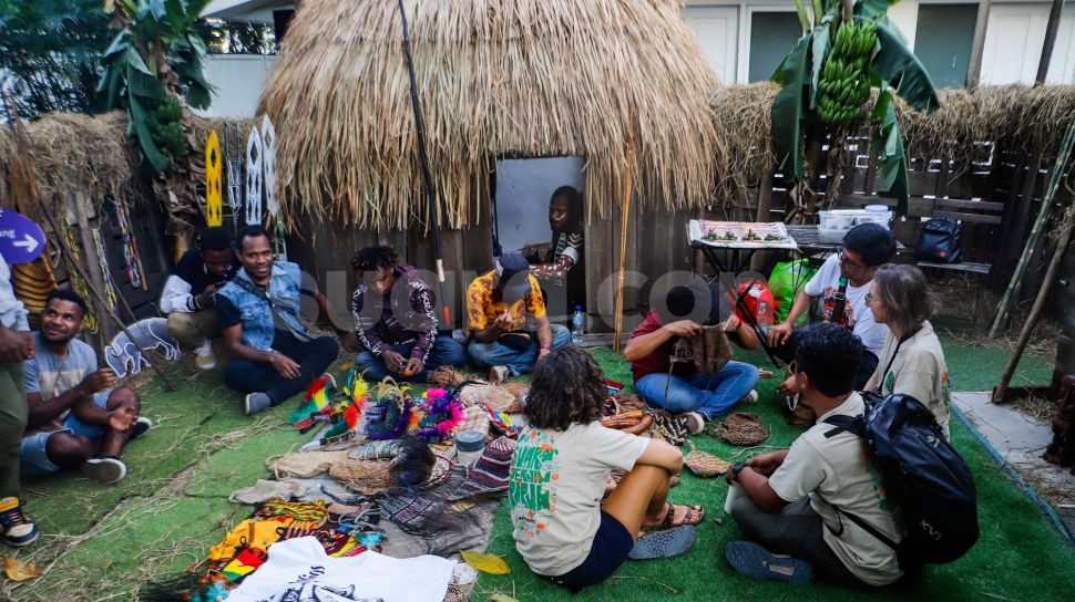 Pengunjung saat menghadiri Festival Suara Jernih Papua di Blok M, Jakarta Selatan, Jumat (17/3/2023). [Suara.com/Alfian Winanto]