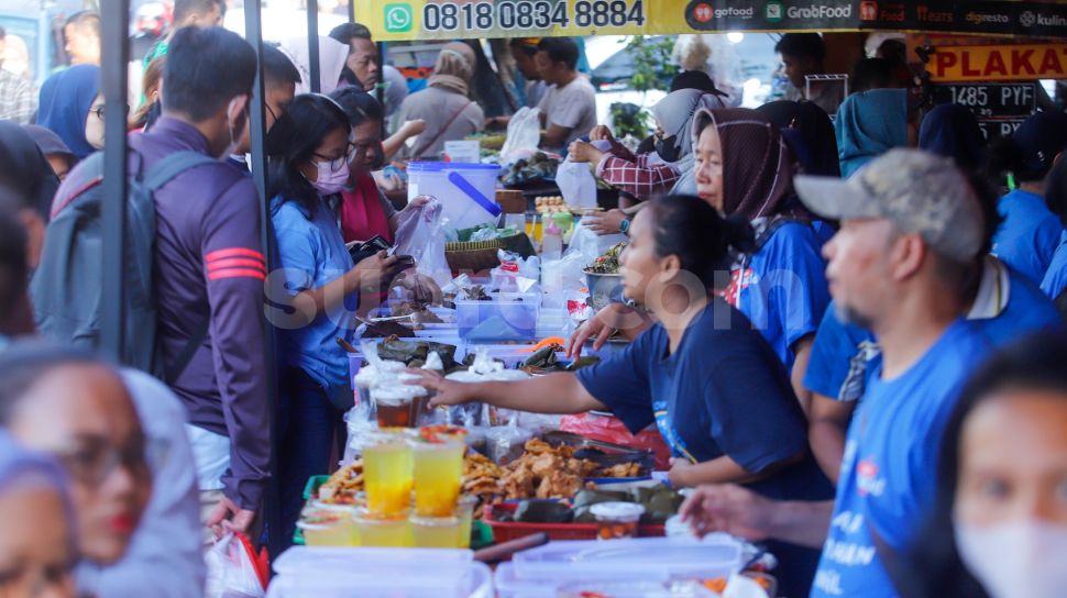 Warga saat membeli makan dan minuman untuk berbuka puasa di kawasan Bendungan Hilir, Jakarta Pusat, Kamis (23/3/2023). [Suara.com/Alfian Winanto]