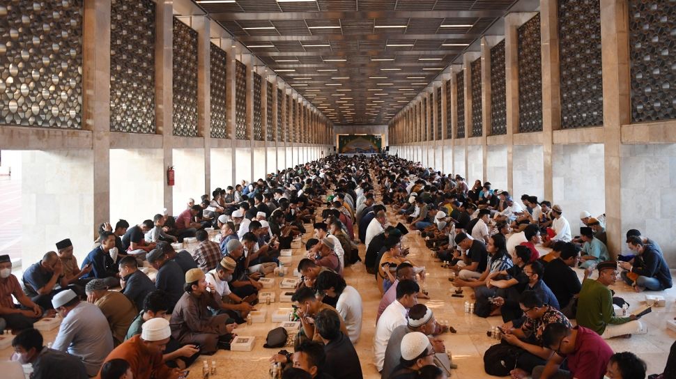 Sejumlah umat muslim bersiap untuk berbuka puasa bersama di Masjid Istiqlal, Jakarta, Kamis (23/3/2023).[ANTARA FOTO/Akbar Nugroho Gumay]