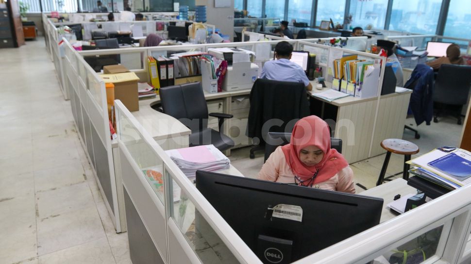 Pegawai Badan Kepegawaian Daerah (BKD) DKI Jakarta menyelesaikan pekerjaannya di kantor Balai kota Jakarta, Jumat (24/3/2023). [Suara.com/Alfian Winanto]