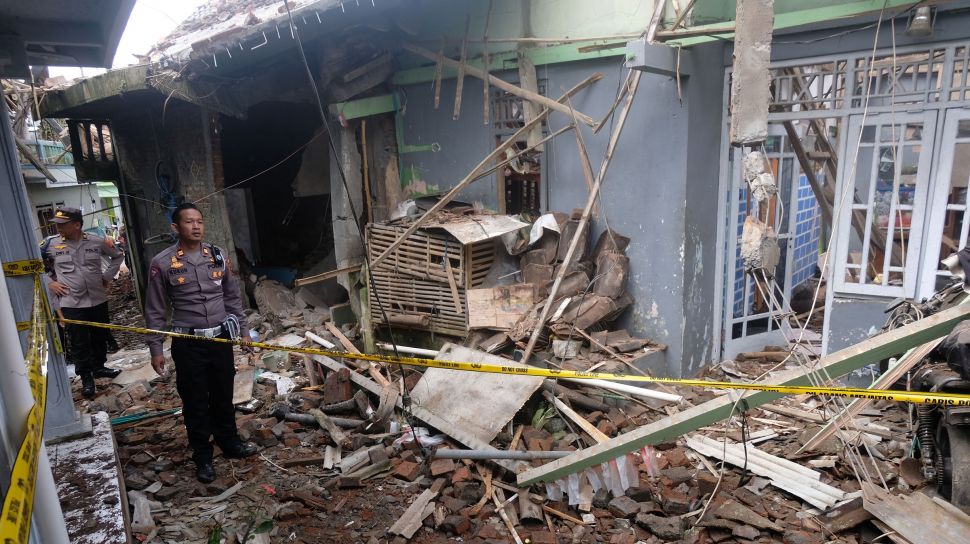 Polisi memeriksa lokasi ledakan bahan petasan di Dusun Junjungan, Giriwarno, Kaliangkrik, Magelang, Jawa Tengah, Senin (27/3/2023). Ledakan petasan yang terjadi pada Minggu (26/3) pukul 20.00 WIB tersebut mengakibatkan seorang meninggal dunia tiga orang luka-luka dan belasan rumah rusak. [ANTARA FOTO/Anis Efizudin].