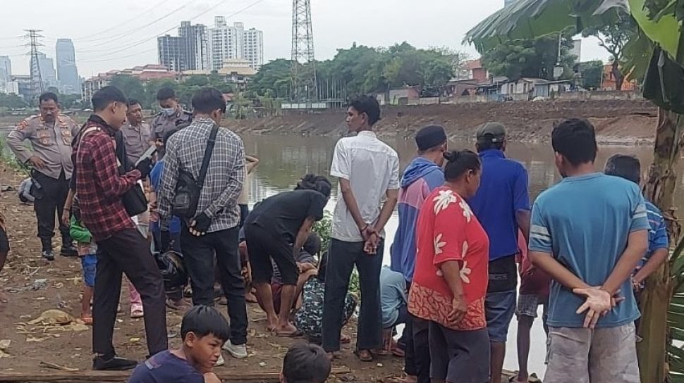 Seorang Pria Lansia Ditemukan Tewas Terlungkup di Tepian Kali Banjir Kanal Barat Tanah Abang