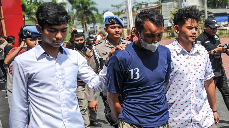 Polisi menggiring tersangka kasus pembacokan mantan Ketua Komisi Yudisial Jaja Ahmad Jayus, Adt (ketiga kiri), di Polresta Bandung, Soreang, Kabupaten Bandung, Jawa Barat, Rabu (29/3/2023). [ANTARA FOTO/Raisan Al Farisi].