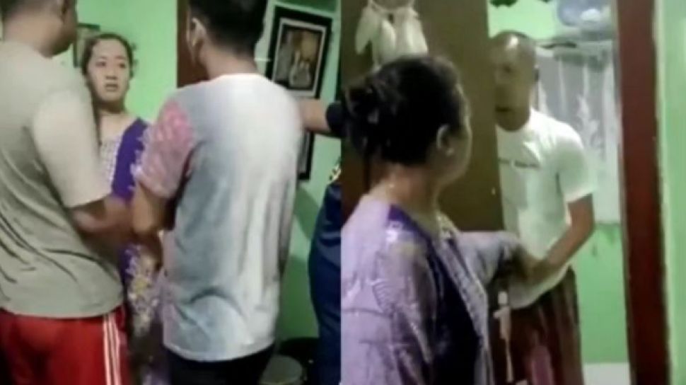 Video Emak Emak Tepergok Suami Sembunyikan Cowok Brondong Di Kolong Kasur Suarasumbarid 