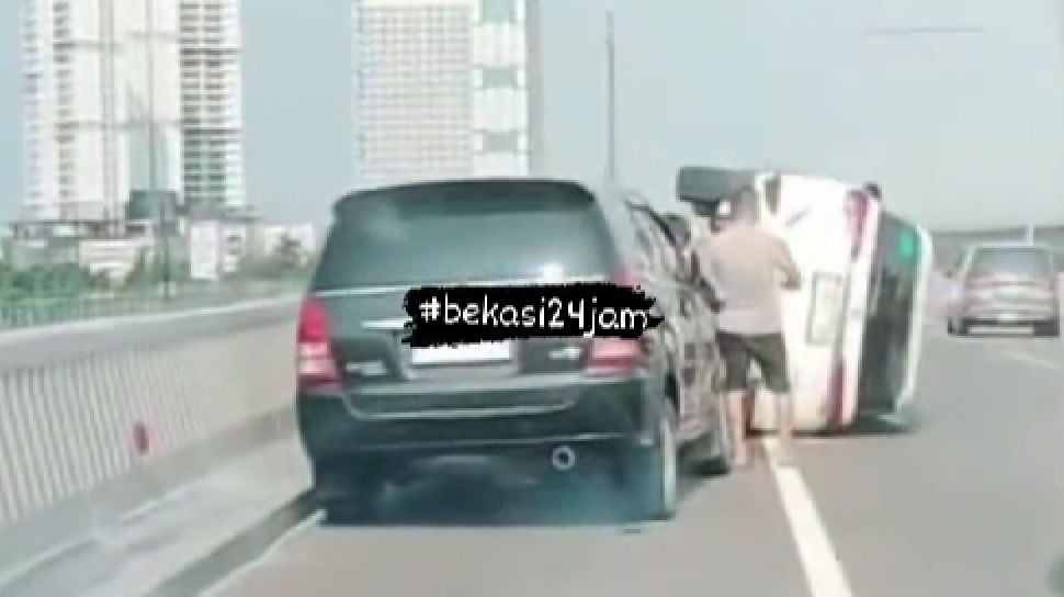 Kecelakaan Beruntun Di Tol Layang MBZ, Satu Mobil Dalam Posisi Terbalik