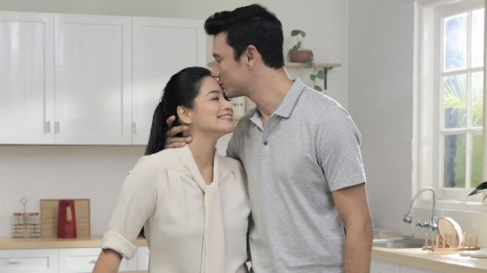Christian Sugiono dan Titi Kamal Diisukan Selingkuh Meski Sering Disebut  Couple Goals, Risiko Punya Suami Ganteng? - Suara.com