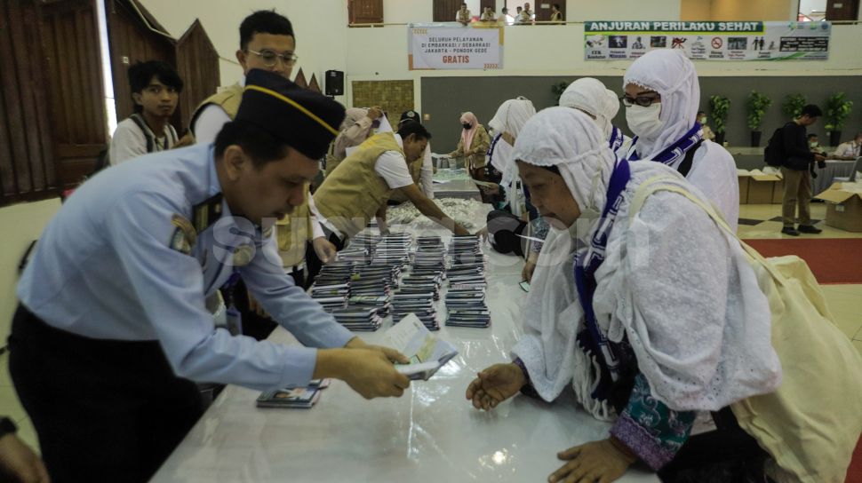Petugas melakukan pengecekan paspor jamaah calon haji lansia embarkasi Jakarta di Asrama Haji Pondok Gede, Jakarta, Selasa (23/5/2023). [Suara.com/Alfian Winanto]
