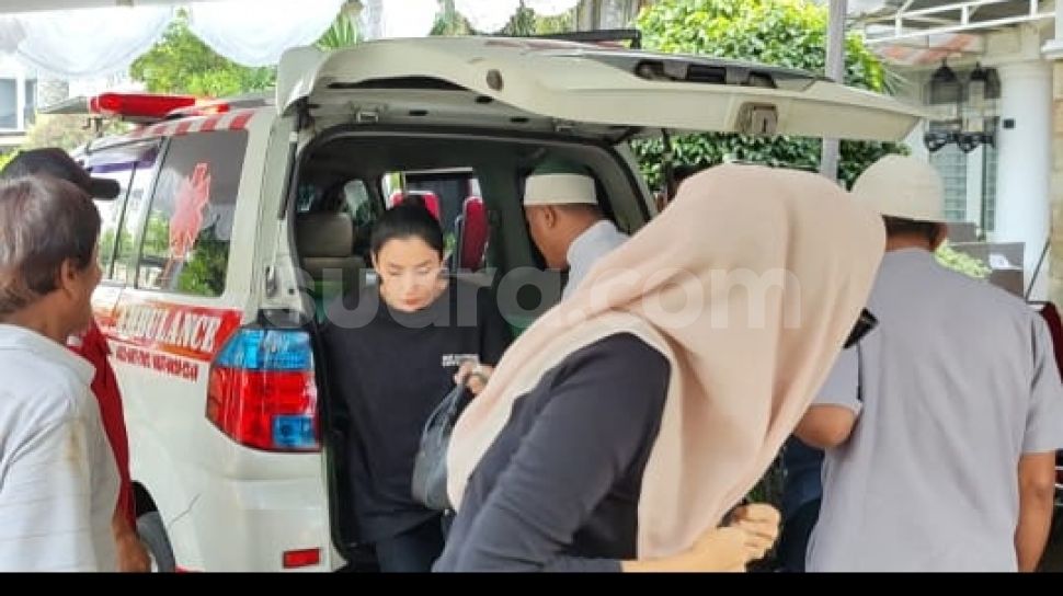 Tiba di Rumah Duka, Tyas Mirasih Tampak Tegar Dampingi Jenazah Sang Ibu