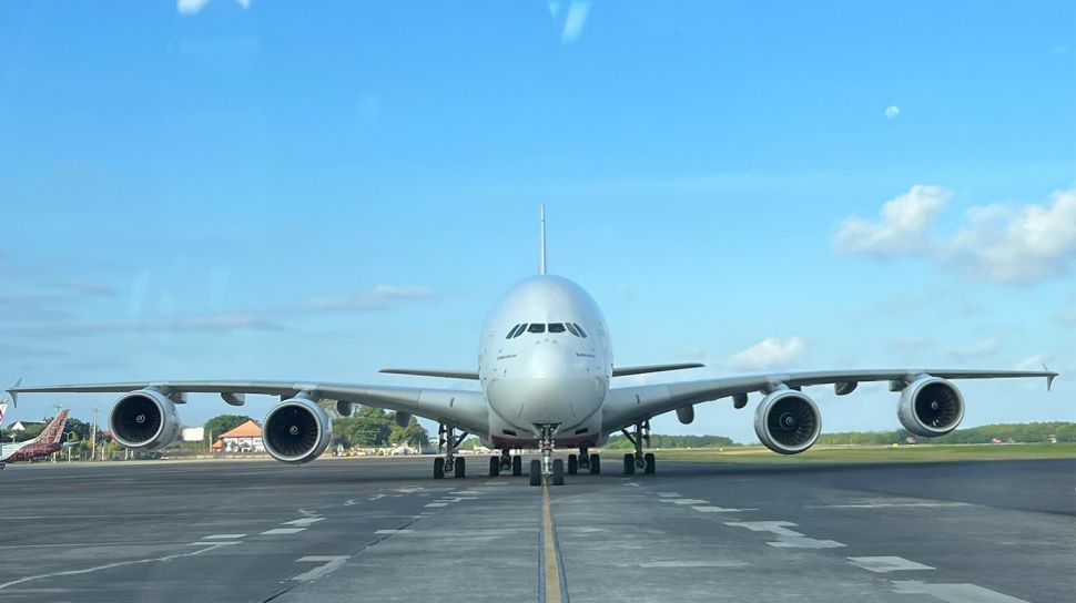 Pesawat Terbesar Di Dunia Mendarat Di Bandara I Gusti Ngurah Rai