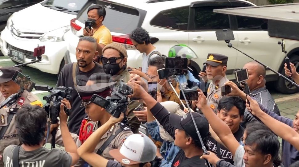 Dikawal Polisi, Virgoun Hadiri Sidang Cerainya Dengan Inara Rusli