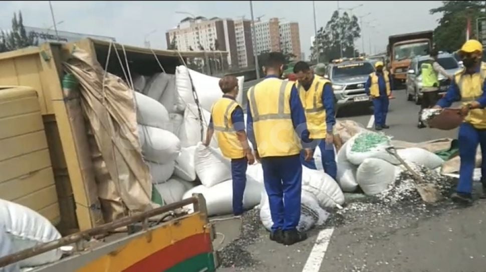 Truk Di Cengkareng Terguling Usai Pecah Ban, Biji Plastik Berhamburan ...