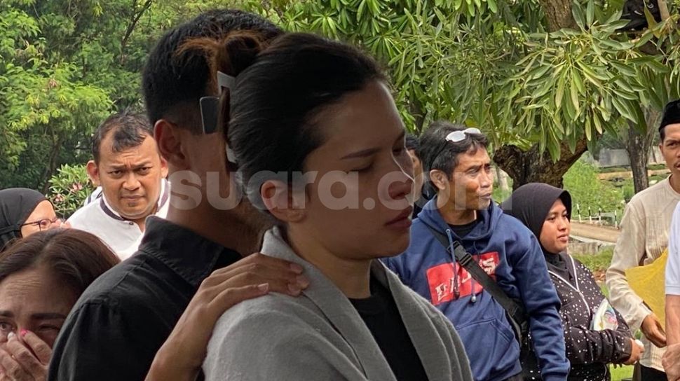 Nangis di Makam Sang Ibu Michelle Joan Mama Sudah Nggak Sakit Lagi