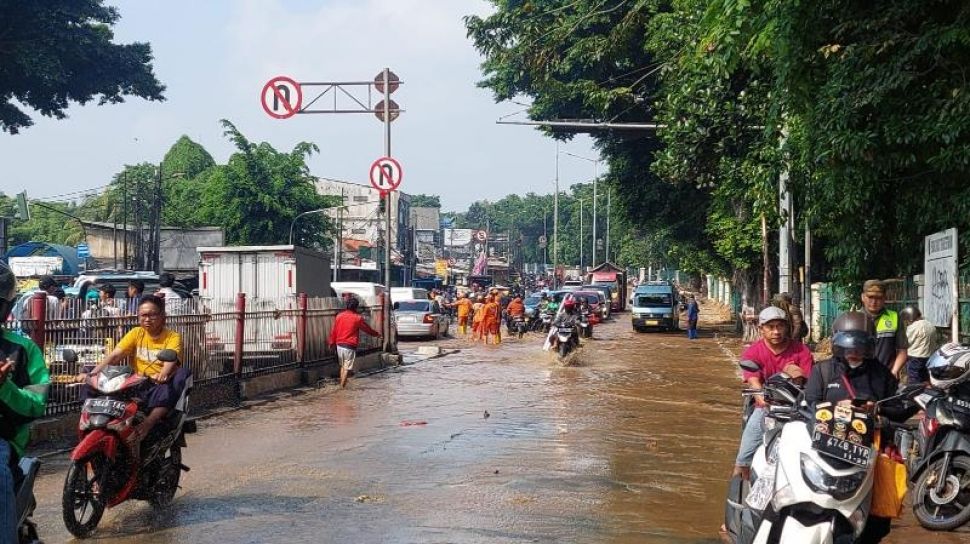 Jalan Hek Kramat Jati Jaktim Banjir, Banyak Motor Mogok Dan Putar Balik