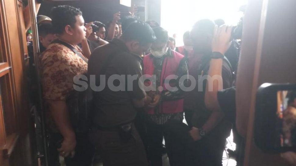 Tangan Diborgol dan Dijaga Ketat Polisi Bersenjata, Johnny Plate Jalani Sidang Perdana Korupsi BTS di PN Jakpus