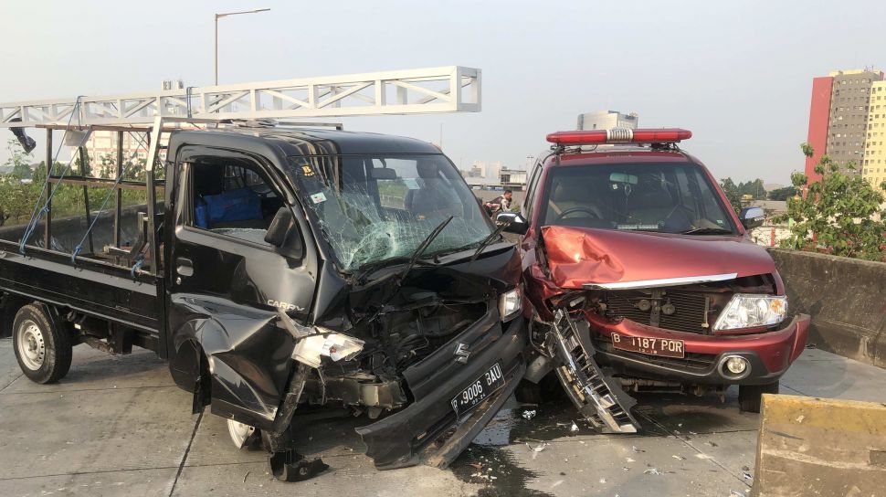 Mobil Kasie Ops Damkar Jakbar Dicium Losbak di Jembatan Layang Pesing Jakbar