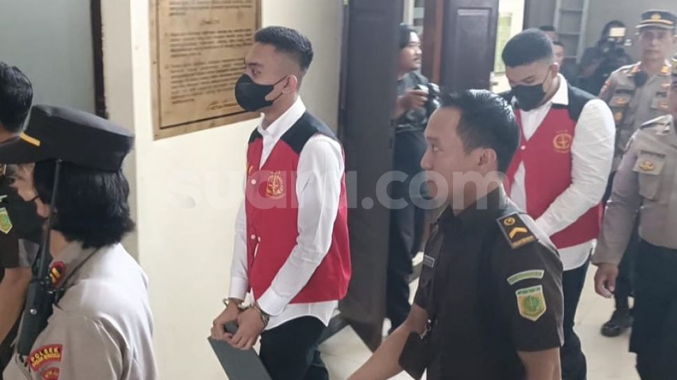 Tiba Di PN Jaksel, Mario Dandy Dan Shane Lukas Kompak Pakai Kemeja Putih