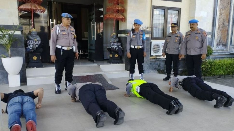 4 Polisi di Denpasar Dihukum Push Up Gara-gara Minum Bir di Meja SPKT - Bali