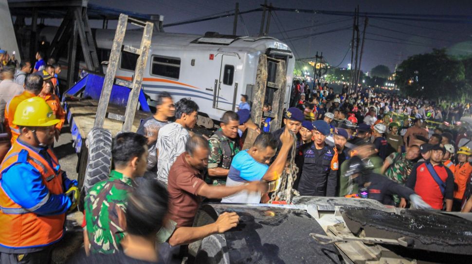 7 Fakta Tabrakan Ka Brantas Vs Truk Di Semarang Penumpang Kaget Kereta Rem Mendadak 