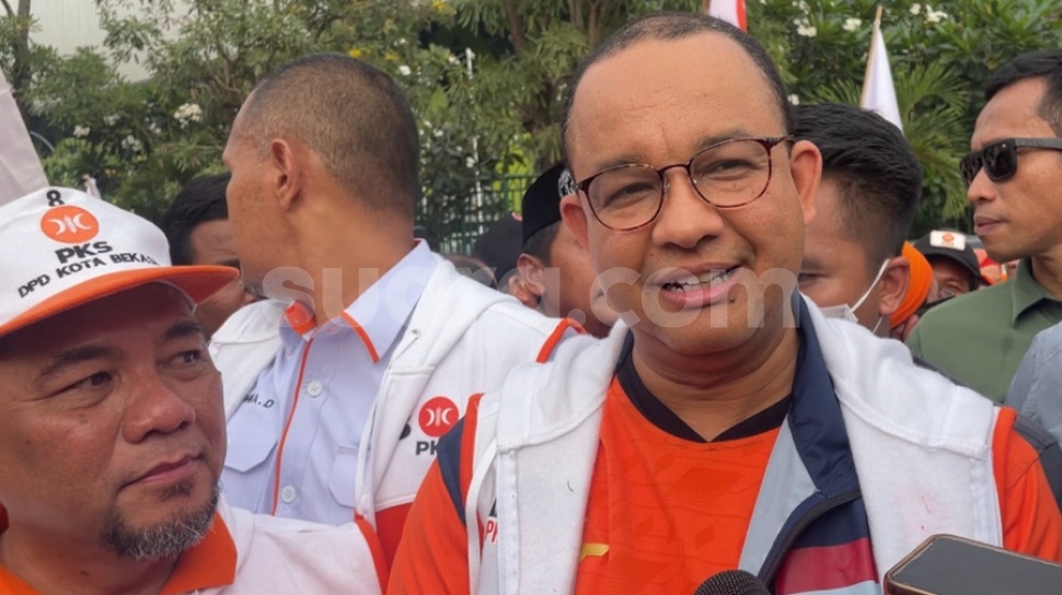 Viral Foto Anies Baswedan Pegang Celana Dalam Wanita, Ternyata Hoaks