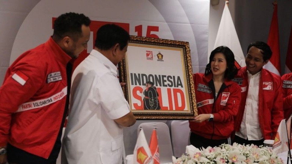 Kunjungi PSI, Prabowo Diberi Foto Momen Dirinya Berpelukan dengan Jokowi, Apa Artinya?