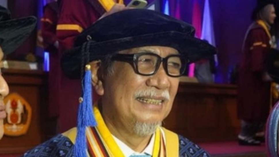 Wisuda Bareng Anak, Deddy Mizwar Raih Gelar Doktor Di Usia 68 Tahun