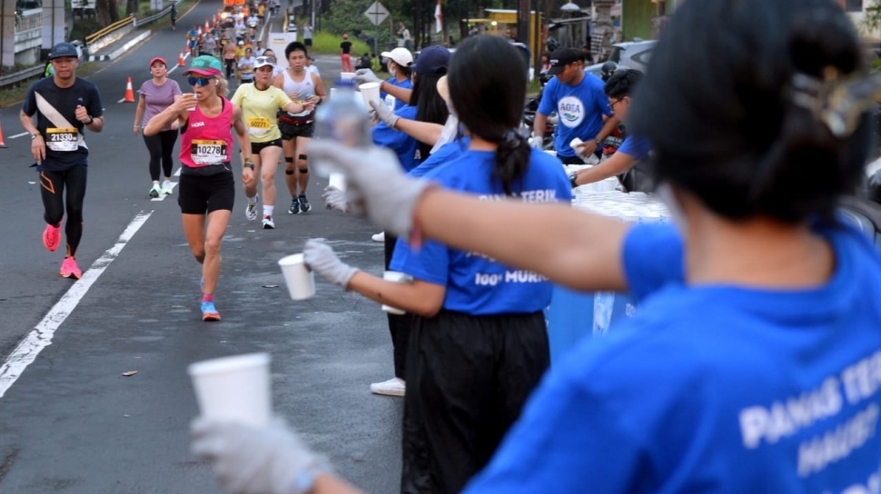 Penuhi Kebutuhan Hidrasi Pelari, AQUA Turut Sukseskan Maybank Marathon