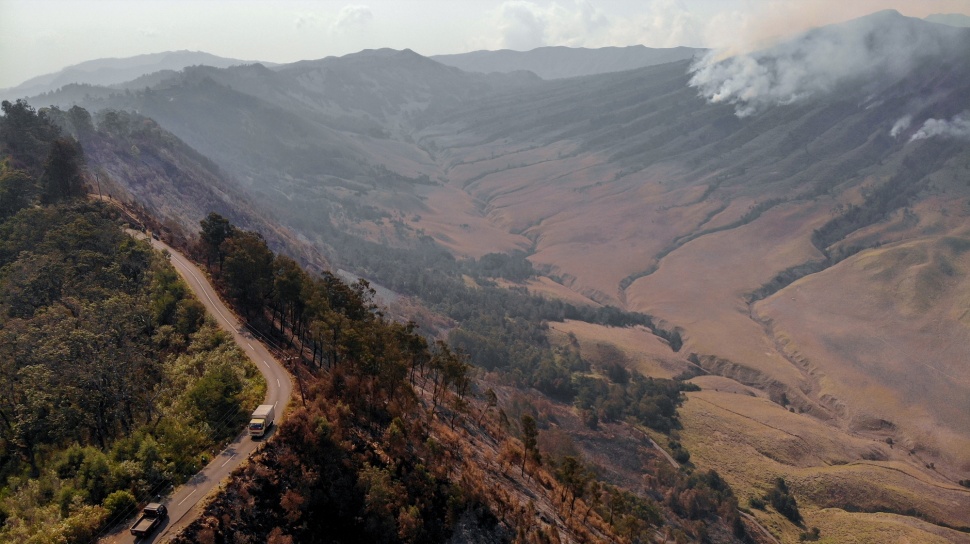 Savana Terbakar Akibat Flare Prewedding, Sampai Kapan Wisata Gunung Bromo Ditutup?