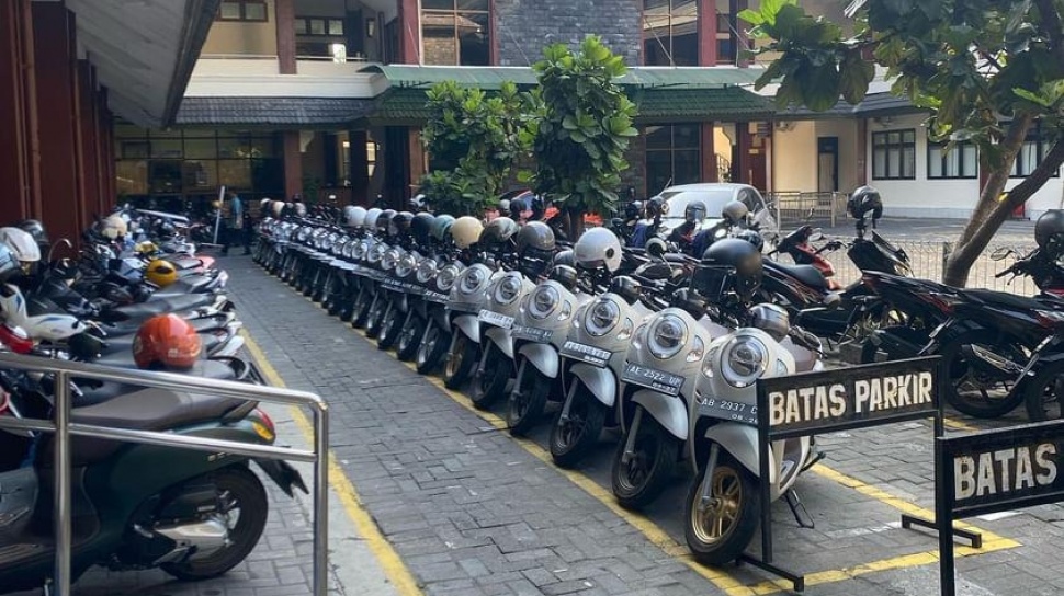 Keren Viral Sepeda Motor Mahasiswa Ditata Sesuai Merk Dan Warna Tukang Parkir Perfeksionis 7827