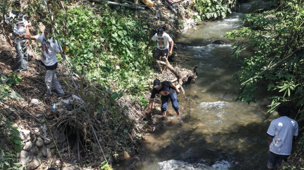 Peduli Lingkungan, Kelompok Petani Tebu Bersatu di Kabupaten Bulukumba Bersihkan Sungai dan Jalan Umum