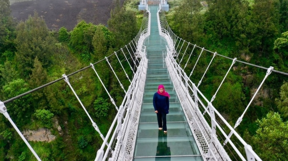 Viral Jembatan Kaca Banyumas Pecah, Ini 7 Wisata Jembatan Kaca di Indonesia