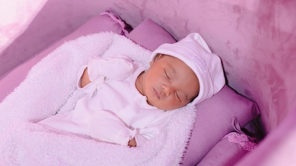 5 Inspirasi OOTD Photoshoot Bayi Artis Berbagai Tema: Dari Asronot Hingga Makeup!