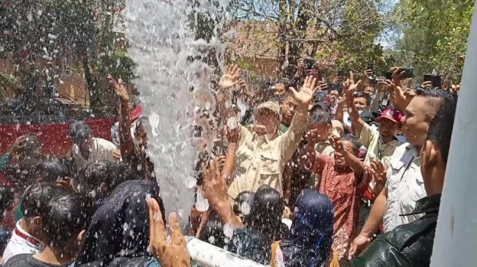 Momen Prabowo Subianto Mandi Bareng Anak-anak Di Lebak Banten