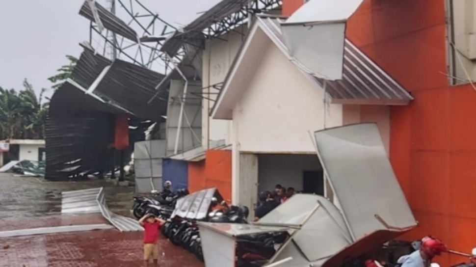 Diterjang Hujan Lebat dan Angin Kencang, Atap Stadion Merpati Ambruk