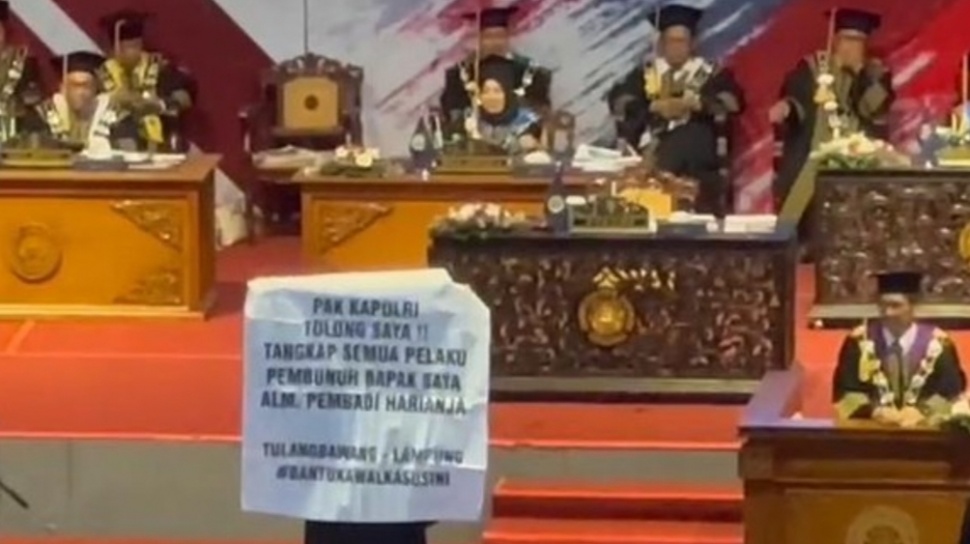 Viral Wisudawan Bentang Poster Ungkap Kejanggalan Pembunuhan Ayahnya, Polda Lampung Klarifikasi