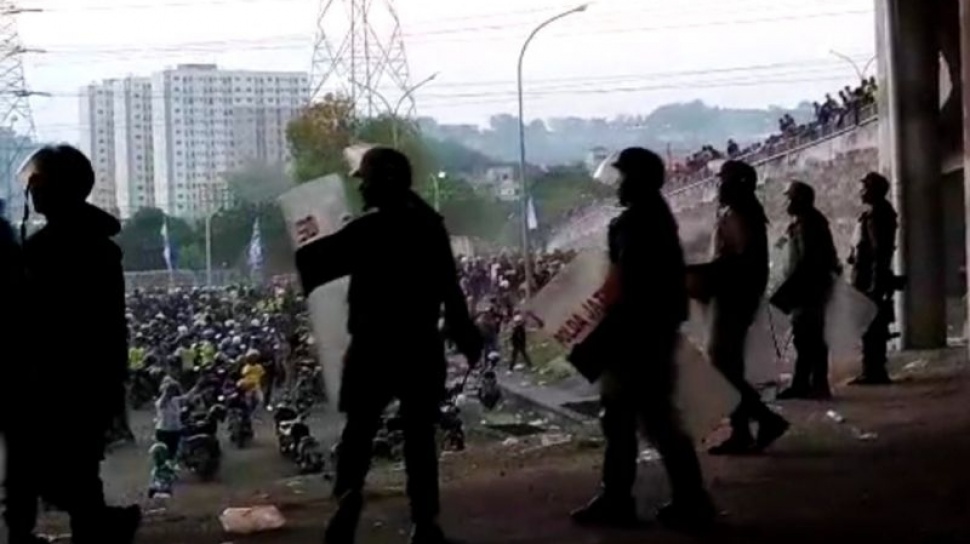 Alasan Polisi Tembakkan Gas Air Mata Saat Rusuh Di Laga Gresik United Vs Deltras FC: Suporter Beringas