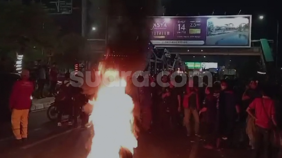 Coba Blokade Jalan Teuku Umar, Demo Buruh Tuntut Kenaikan UMK 2024 Di ...