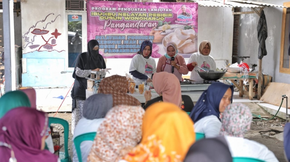 Istri Para Nelayan Gelar Pelatihan Produksi Keripik Ikan Di Pangandaran