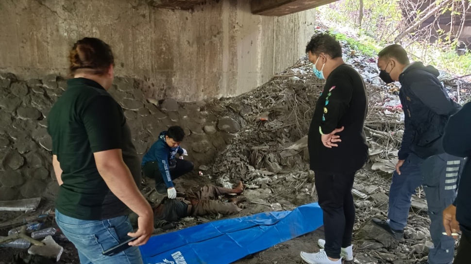Tragis! Mayat Pria Diduga Pemulung Ditemukan Membusuk di Tumpukan Sampah Kolong Jembatan Jalan Raya Cakung
