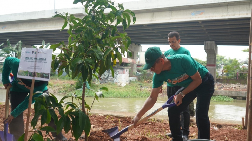 Lestarikan Lingkungan, Antam Bersama Walikota Jakarta Timur Lakukan Penanaman Pohon Serentak