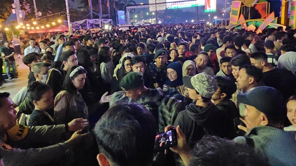 Visitors crowded at the HI Roundabout on New Year's Eve, a number of ...
