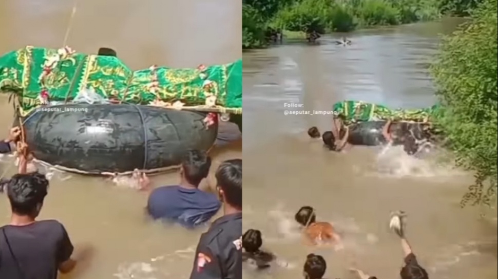 Warga Rela Arungi Sungai Demi Antar Jenazah, Gegara Tak Ada Jembatan