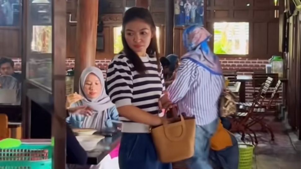 Makan Ayam Goreng ke Restoran, OOTD Selvi Ananda Tenteng Hermes Hampir