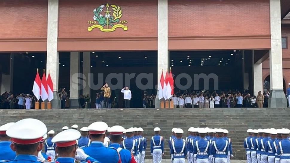 Tampil Bareng Di Akmil Magelang Prabowo Sambut Jokowi Turun Dari Mobil