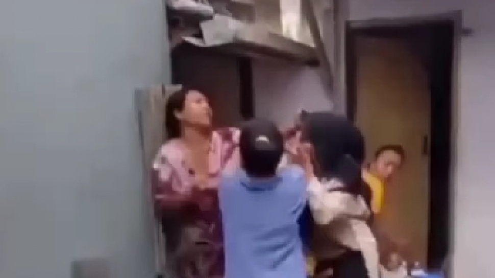 Yang Berhutang Lebih Galak Perempuan Ini Dilempar Piring Sampai