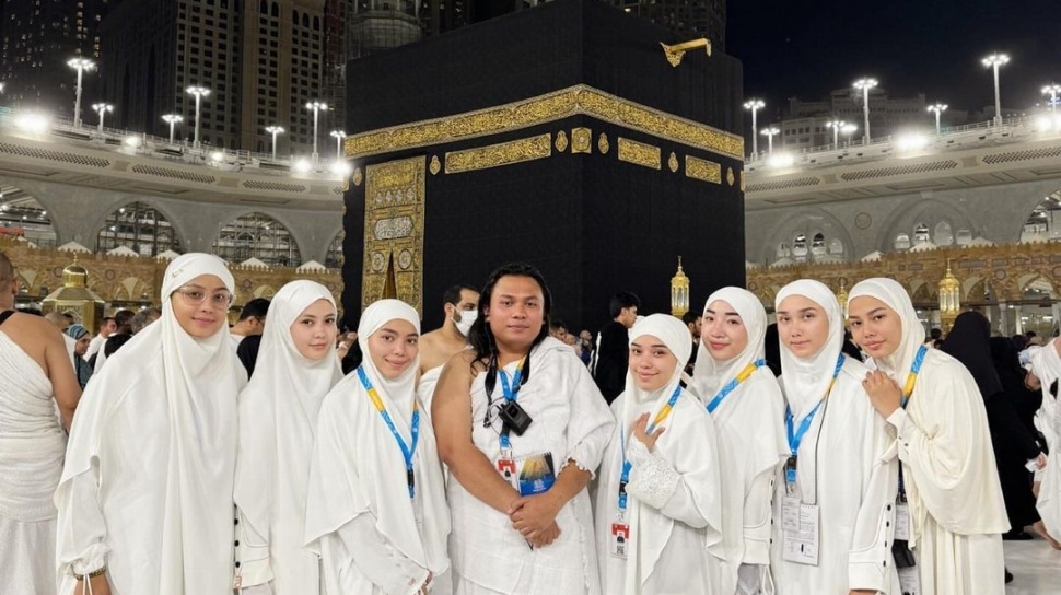 Pakai Busana Sesuai Syariat, Penampilan Keanu AGL saat Umrah Dibandingkan  dengan Wanda Hara