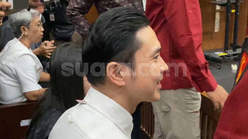 Ekspresi Tenang Harvey Moeis Suami Sandra Dewi Jalani Sidang Perdana ...