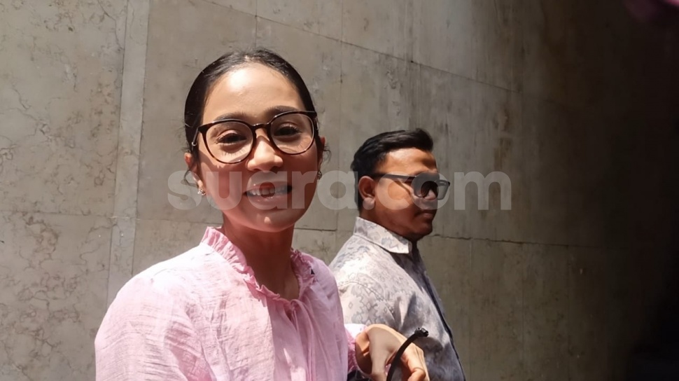 Tampil Serba Pink, Bunga Zainal Penuhi Panggilan Polisi Terkait Kasus ...